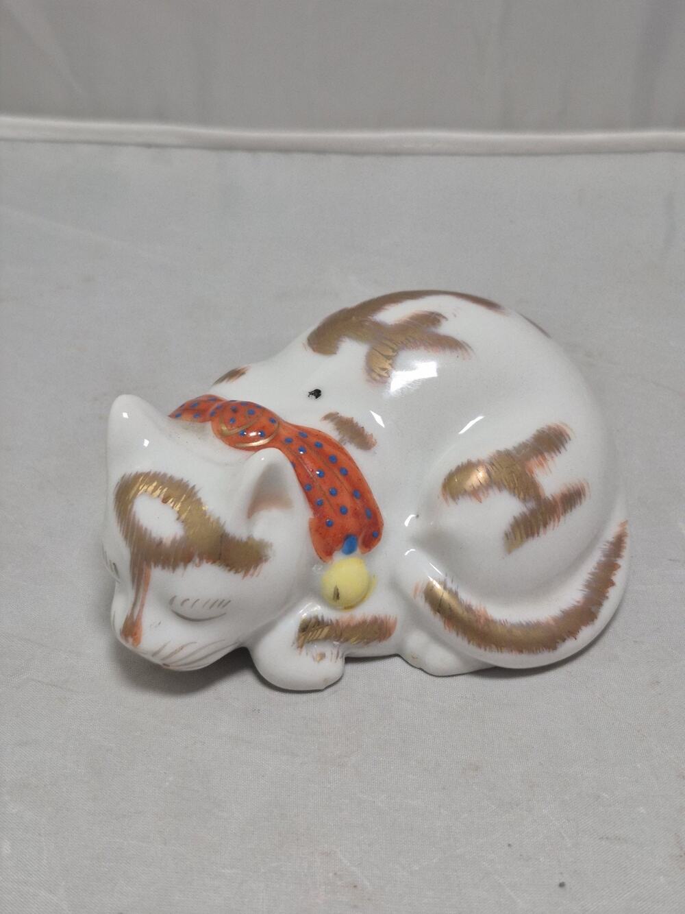 💥 Vintage Kutani Japanese Porcelain Ceramic Sleeping Cat Figurine Gold Castle T